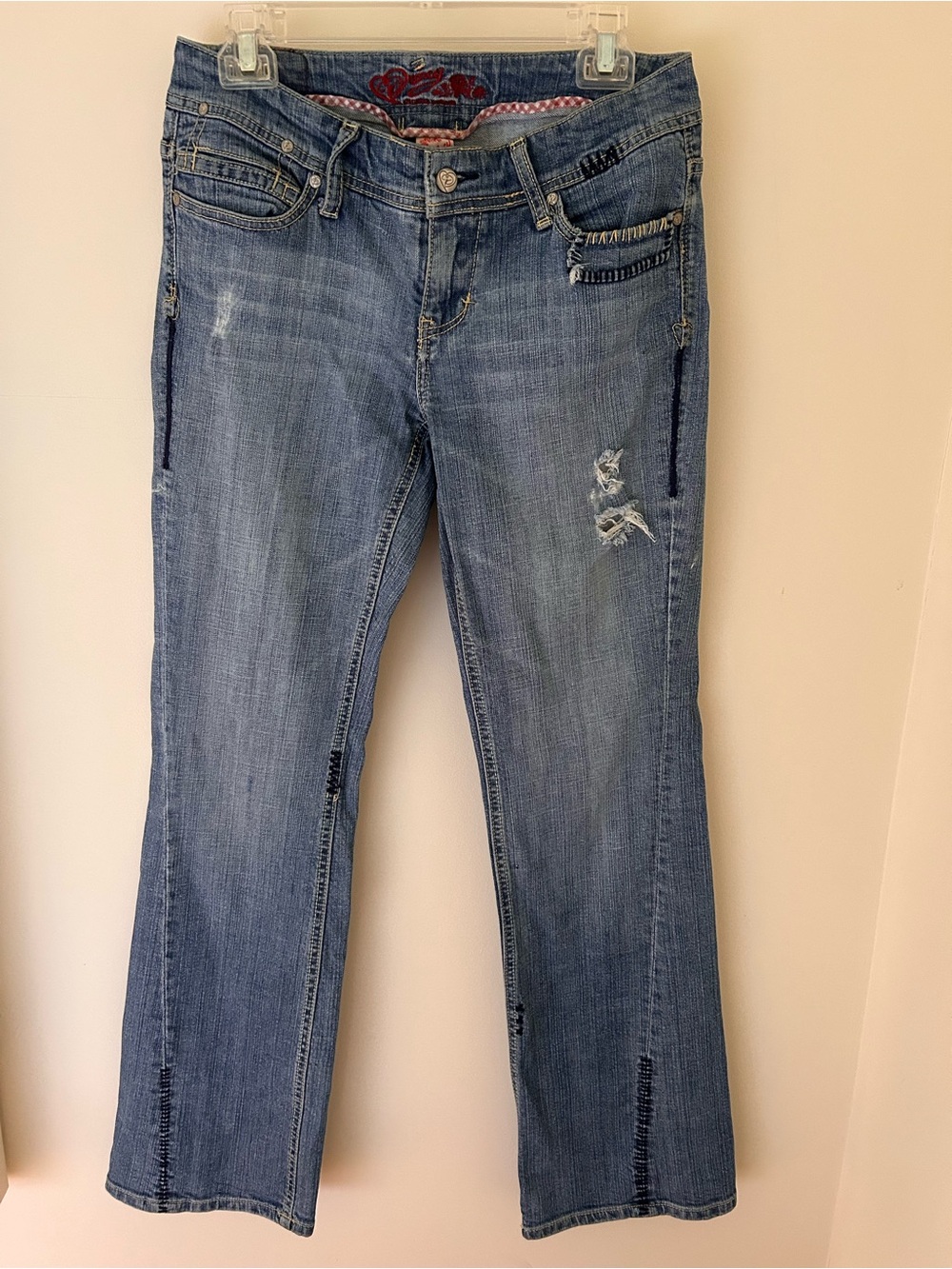 Y2K Princy Distressed/Embroidered Low Rise Jeans
Size: 7 (29 in waist) 
EUC